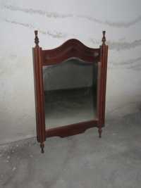 Espelho com moldura em madeira maciça de mogno