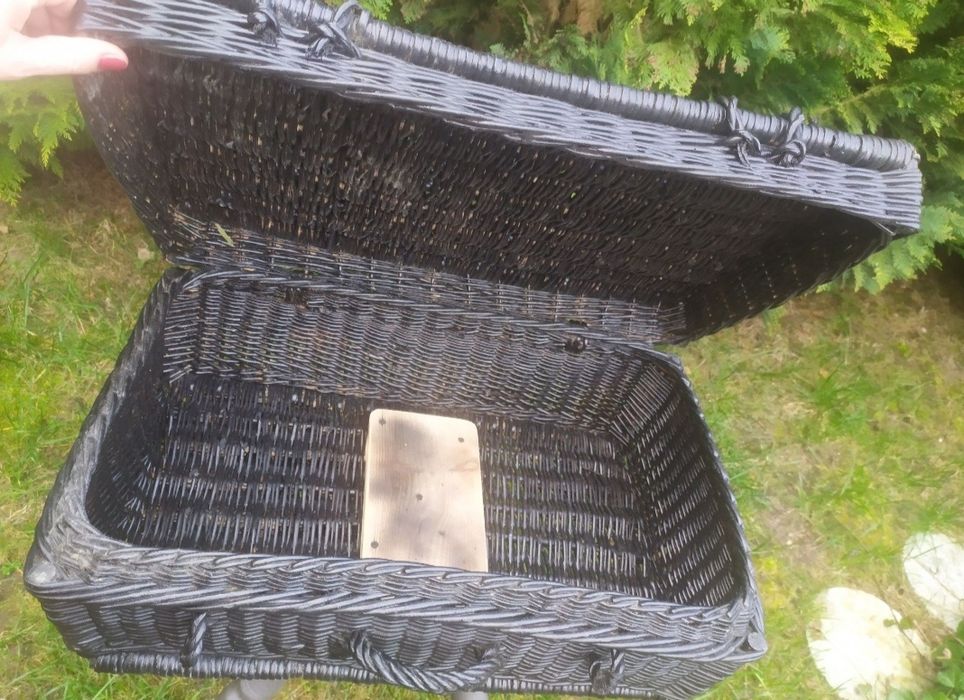 duży wiklinowy Kufer Skrzynia Kosz zamykany malowany na czarno