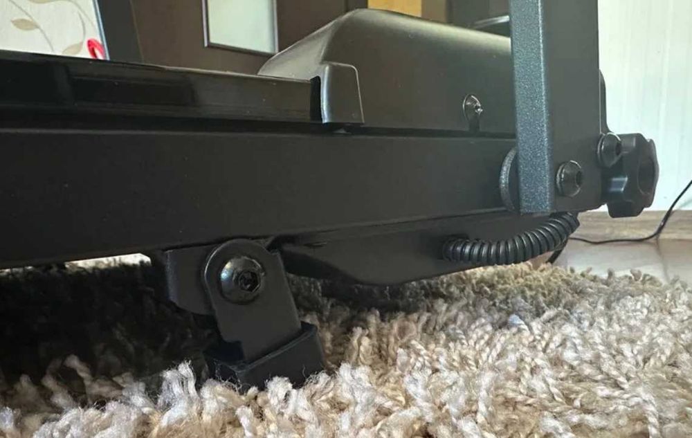 Компактна бігова доріжка з регульованим нахилом/беговая дорожка