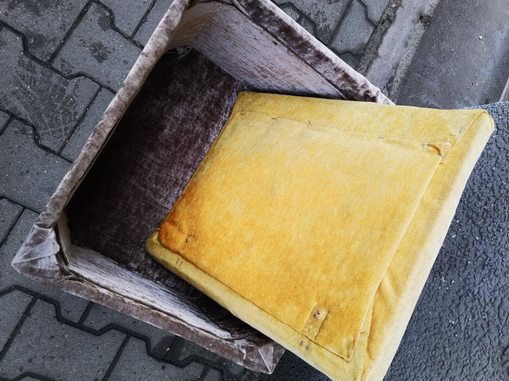 Pufa otwierana tapicerowana żółto brązowa