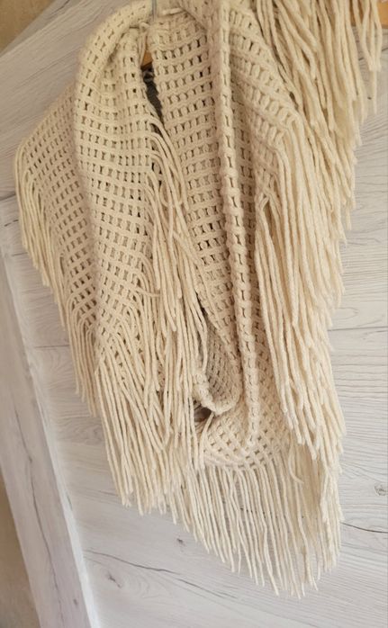 Śliczny komin szal z licznymi frędzlami