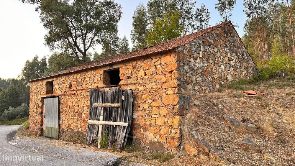 Terreno urbano com armazém + terreno rústico – Excelente oportunidade