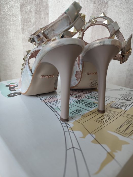 Szpilki Carinii sandały 36 ćwieki złote nude skóra naturalna skórzane