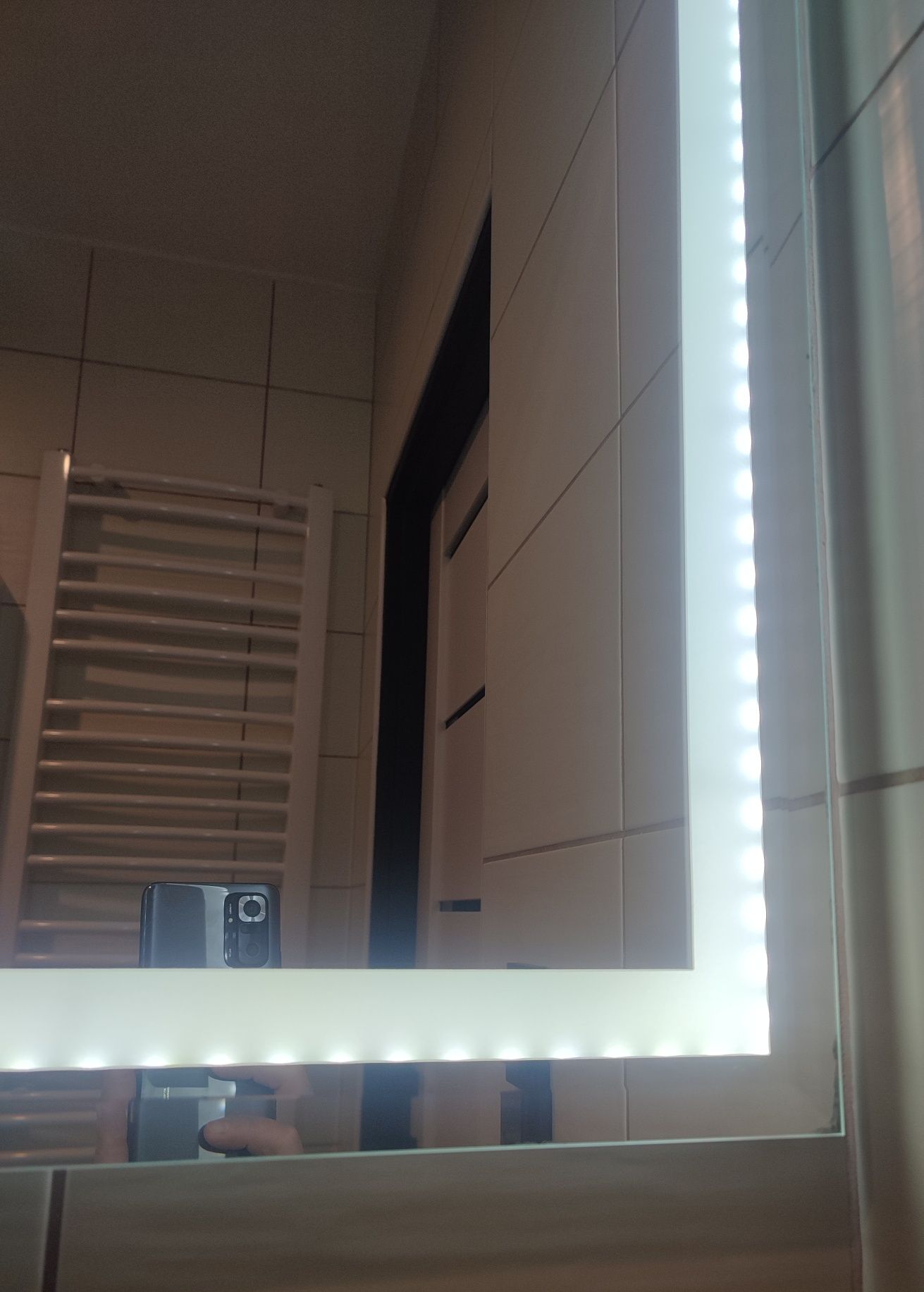 Lustro z oświetleniem LED ( 60x 90 cm )