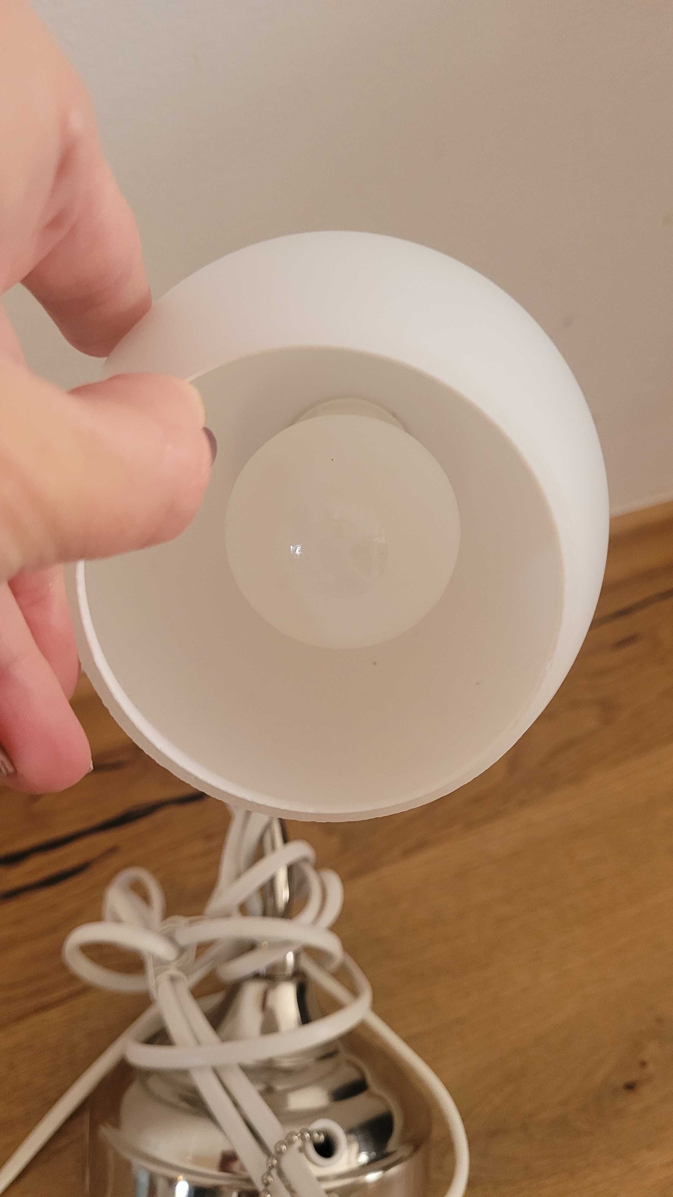 Lampka IKEA przy łóżku do ściany, srebrna, mleczny klosz, max 40W