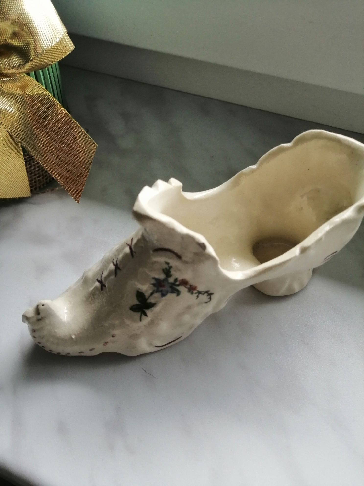 Bardzo stary porcelanowy bucik