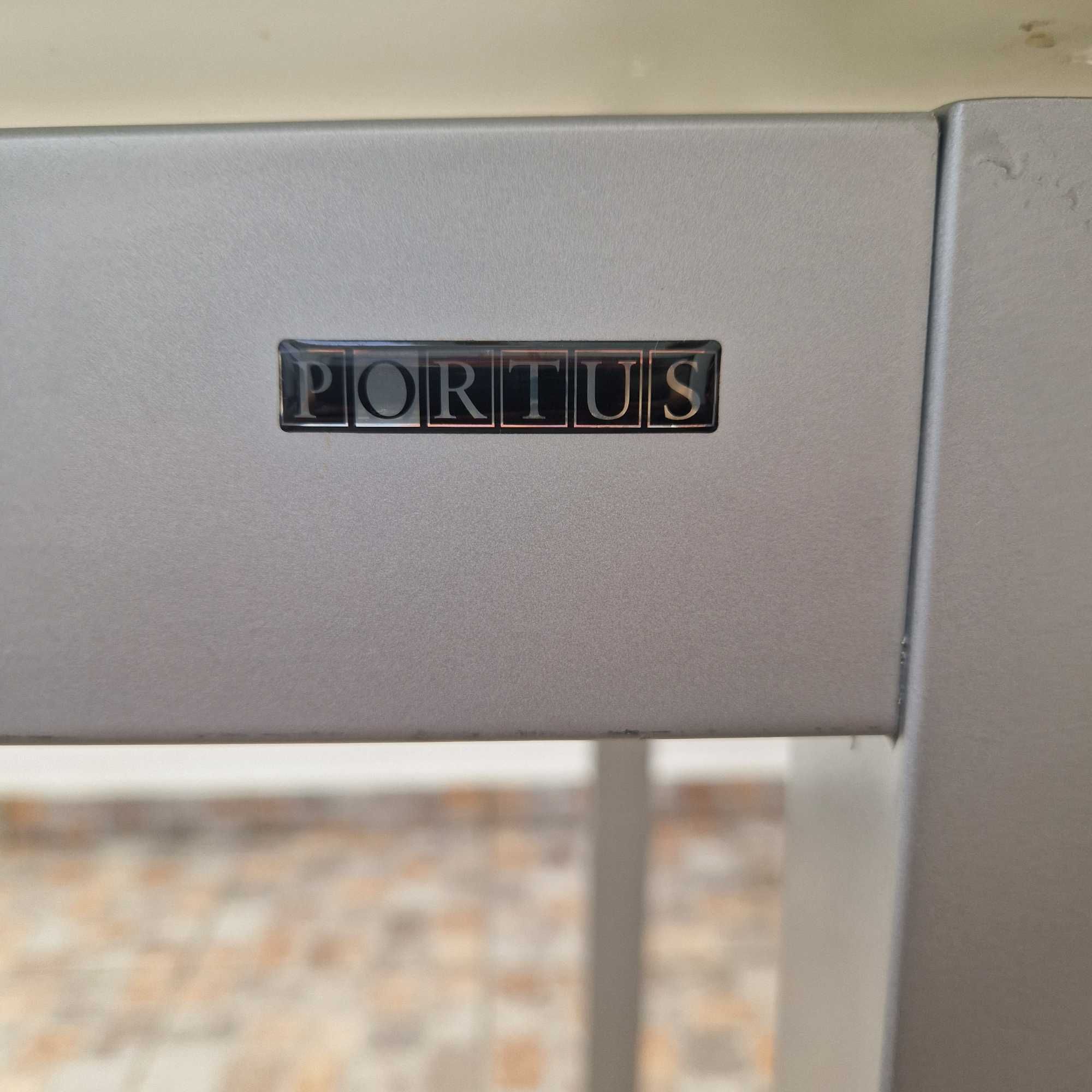 Mesa extensível com tampo em vidro e quatro cadeiras forradas a preto.