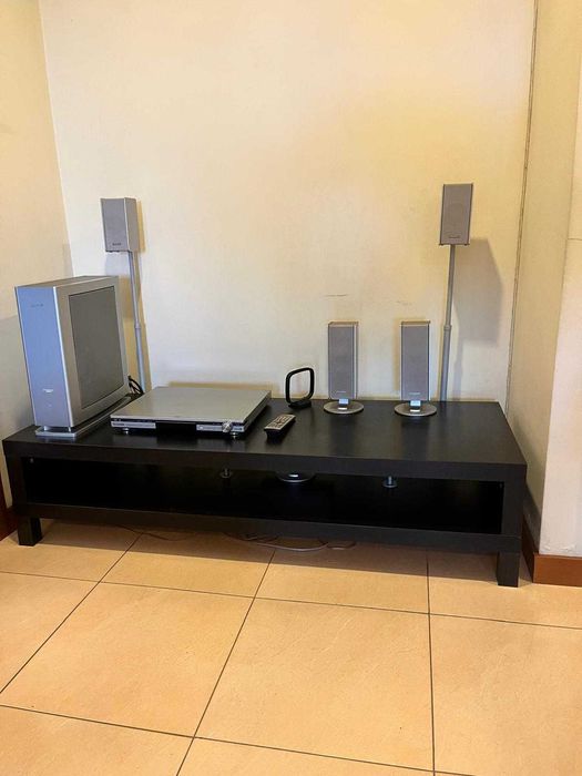 Móvel de TV 150x55 em madeira escura com sistema de som DVD Panasonic