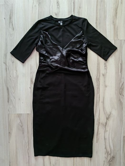 Edgy Glamour – elastyczna shirtowa sukienka midi z ozdobnymi szarfami,