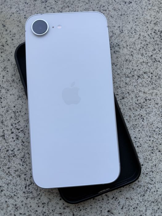 Apple Iphone 16e 128  sim locked