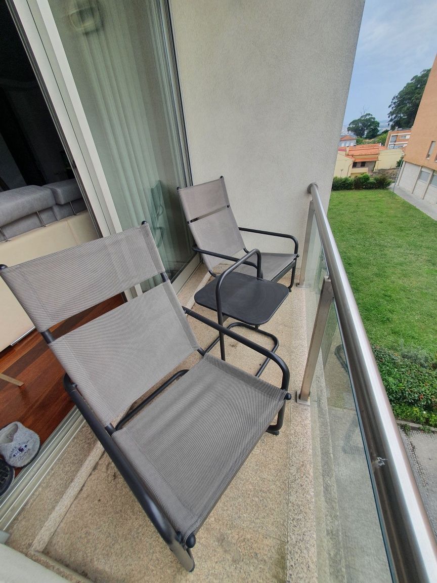 Conjunto exterior – 2 poltronas + mesa de apoio em metal e tecido resi