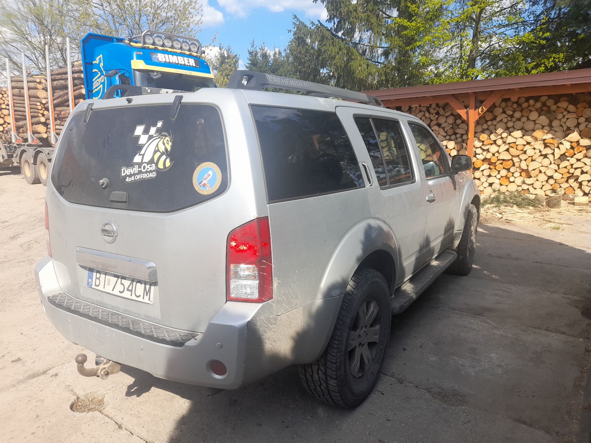 Nissan Pathfinder 4x4--7osób