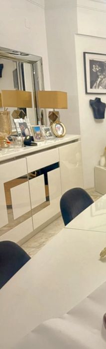 Aparador moderno branco lacado com detalhe espelhado ( excelente estad