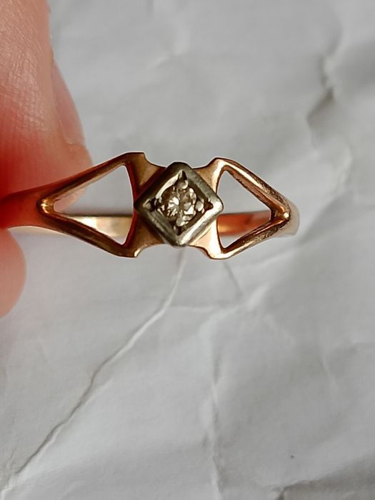 Каблучка з діамантом.