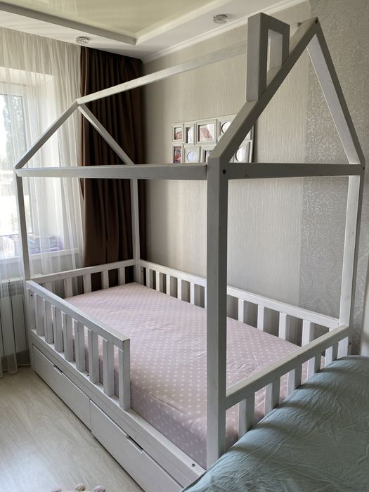 Детская кроватка-домик