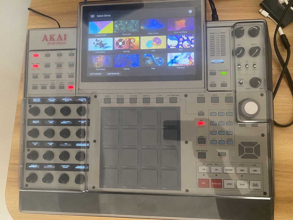 Akai MPC X SE Nova + Ssd + Decksaver + Expansões NI e MPC