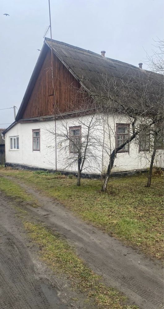 Продам частину будинку та земельну ділянку в центрі смт.Ємільчине