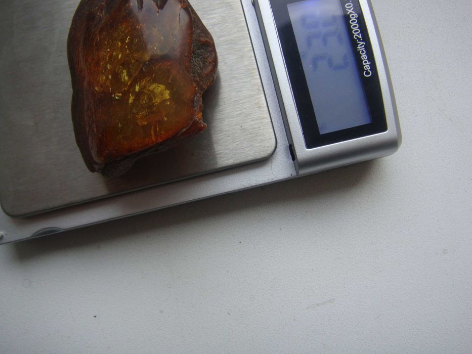 Бурштин (янтар) частково полірований