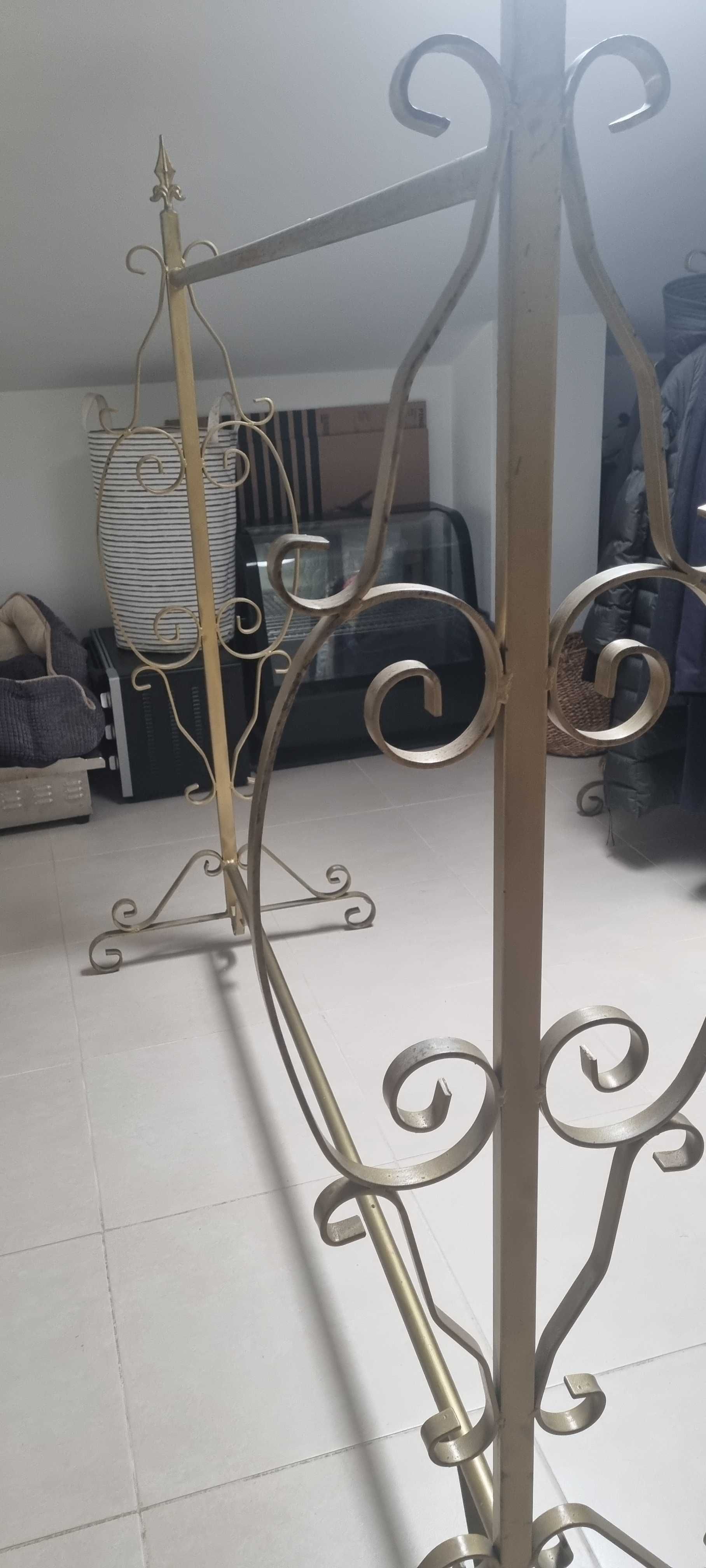 Suporte para cabides antigo