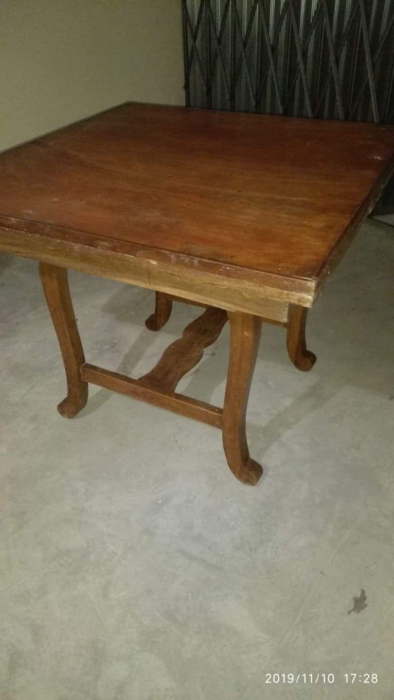 Mesa de sala em madeira