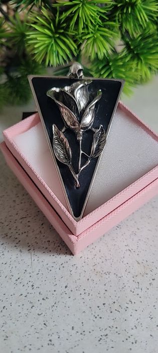 Srebrna zawieszka z różą