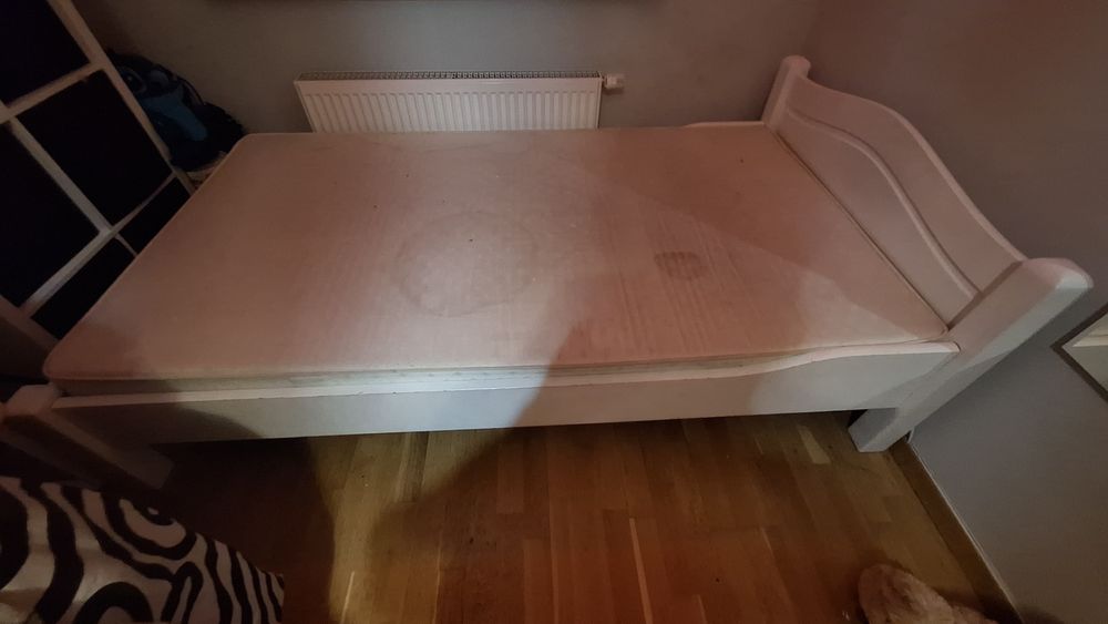 Łózko używane drewniane białe o wymiarach materaca 110x200