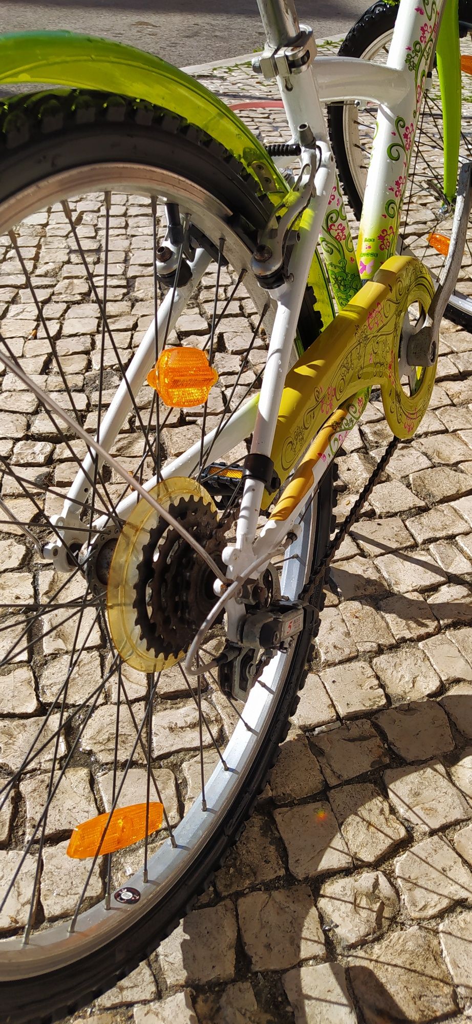 Bicicleta Criança menina roda 24 com cesto e mudanças descanço