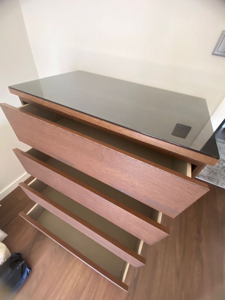 Comoda Ikea de 4 gavetas e tampo em vidro + Mesinha de cabeceira