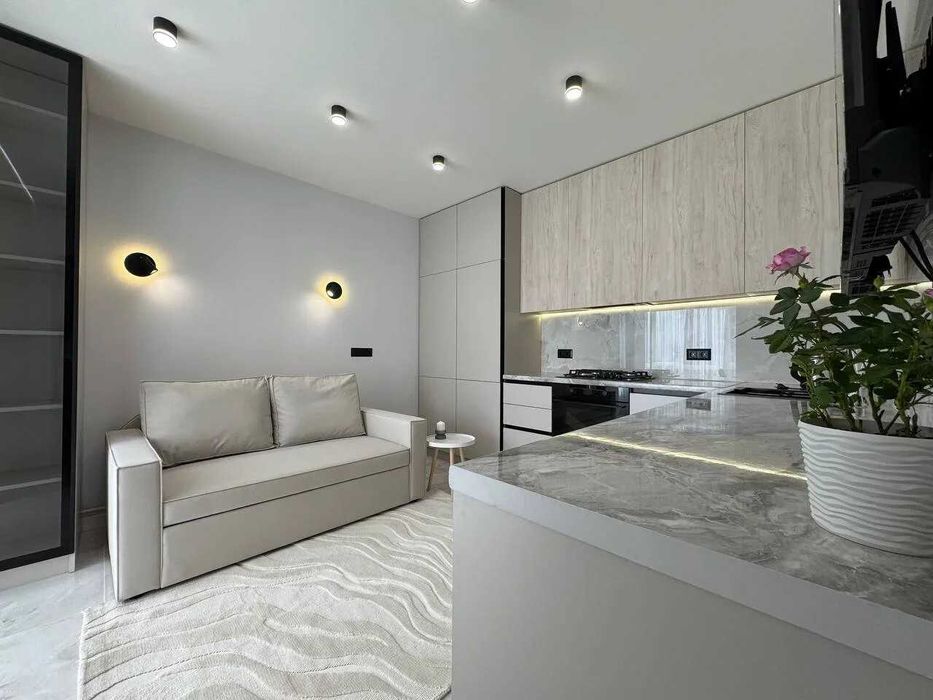 Укомплектована однокімнатна біля озера