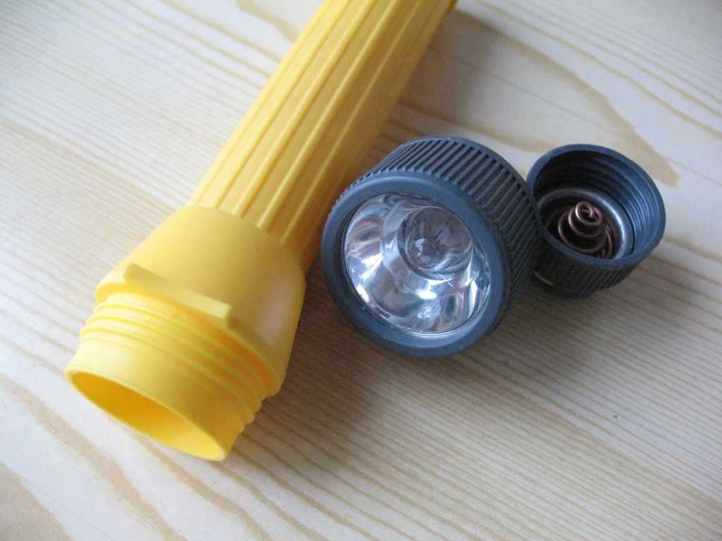 Dwie latarki: retro Energizer (żarówka) i prosta LED bonusy