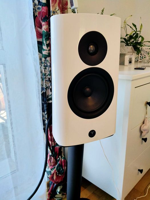 Thiel TM3 monitory white satin+ standy