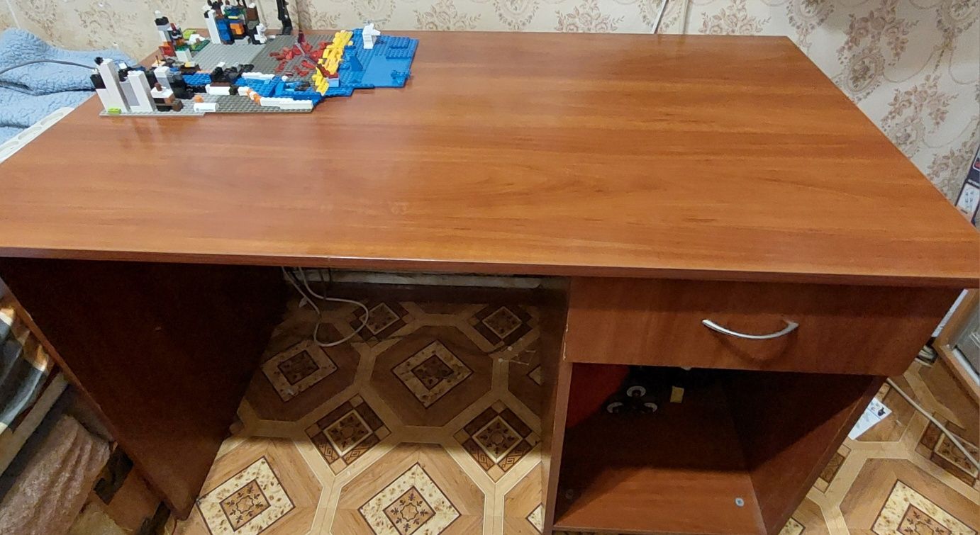 Стіл письмовий великий