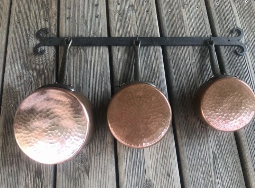 Conjunto caçarolas cobre martelado com barra fixação