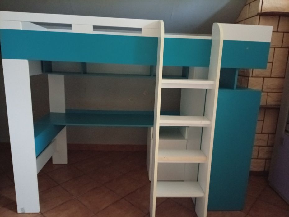 Łóżko piętrowe z biurkiem i szafą