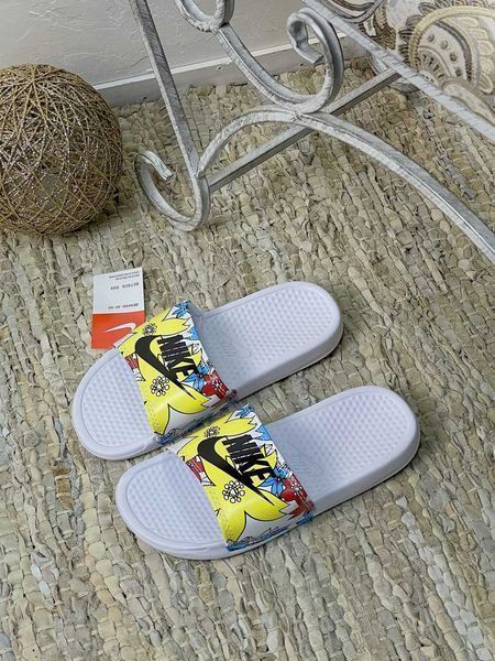 Женские кожаные шлепанцы Nike Benassi JDI жіночі шльопанці найк бенаси