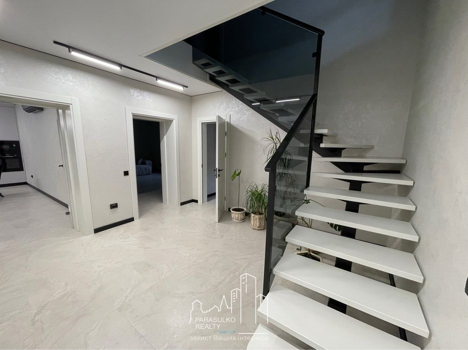 Продам шикарний будинок з меблями та приміадьною технікою