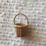 Cesta miniatura feita à mão,ideal para a casa das bonecas