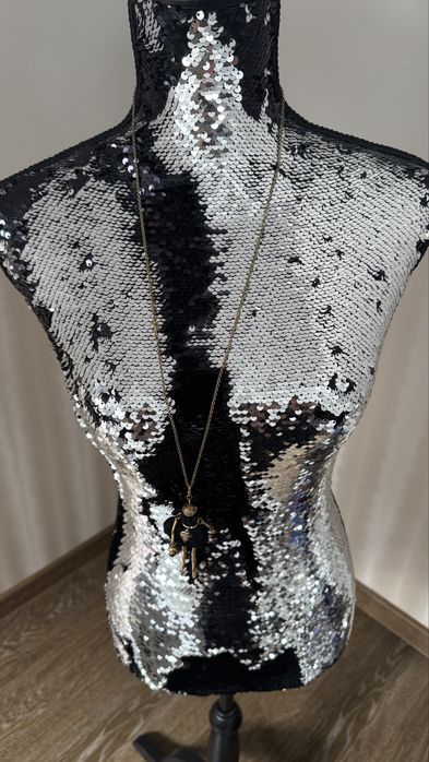 Nowy manekin stojak zdobiony cekinami