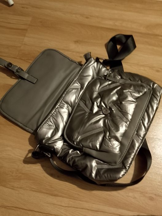 Nowa srebrna torebka listonoszka pikowana cross body