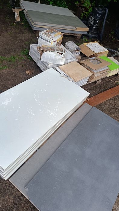 Różne płytki podłogowe i ścienne na sprzedaż