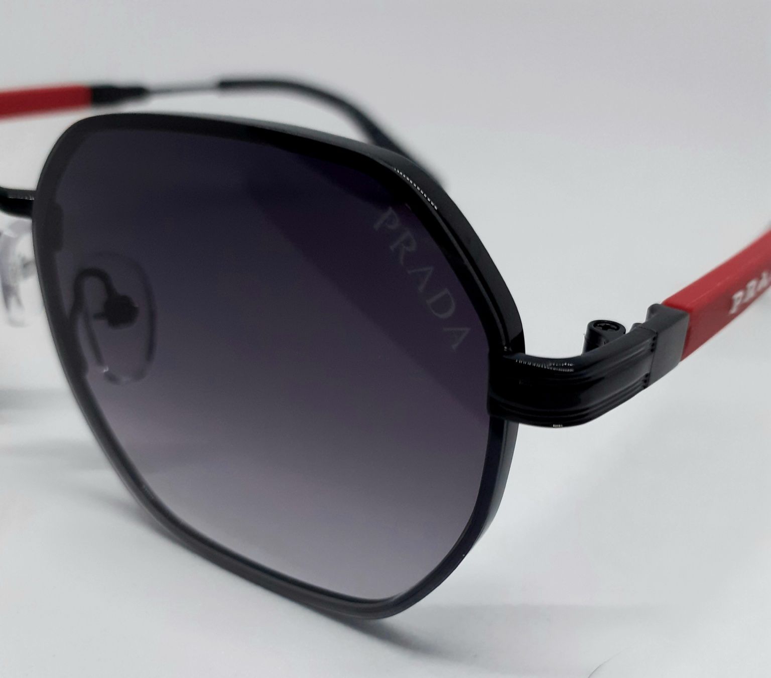 Брендовые модные  очки унисекс черные с градиентом в черн метал оправе