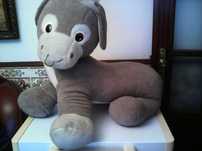 Cão grande de peluche