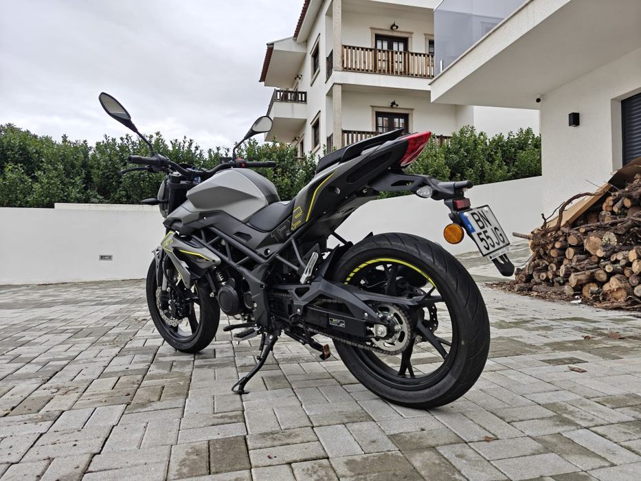 Benelli BN 125 - 26 km - NOVA