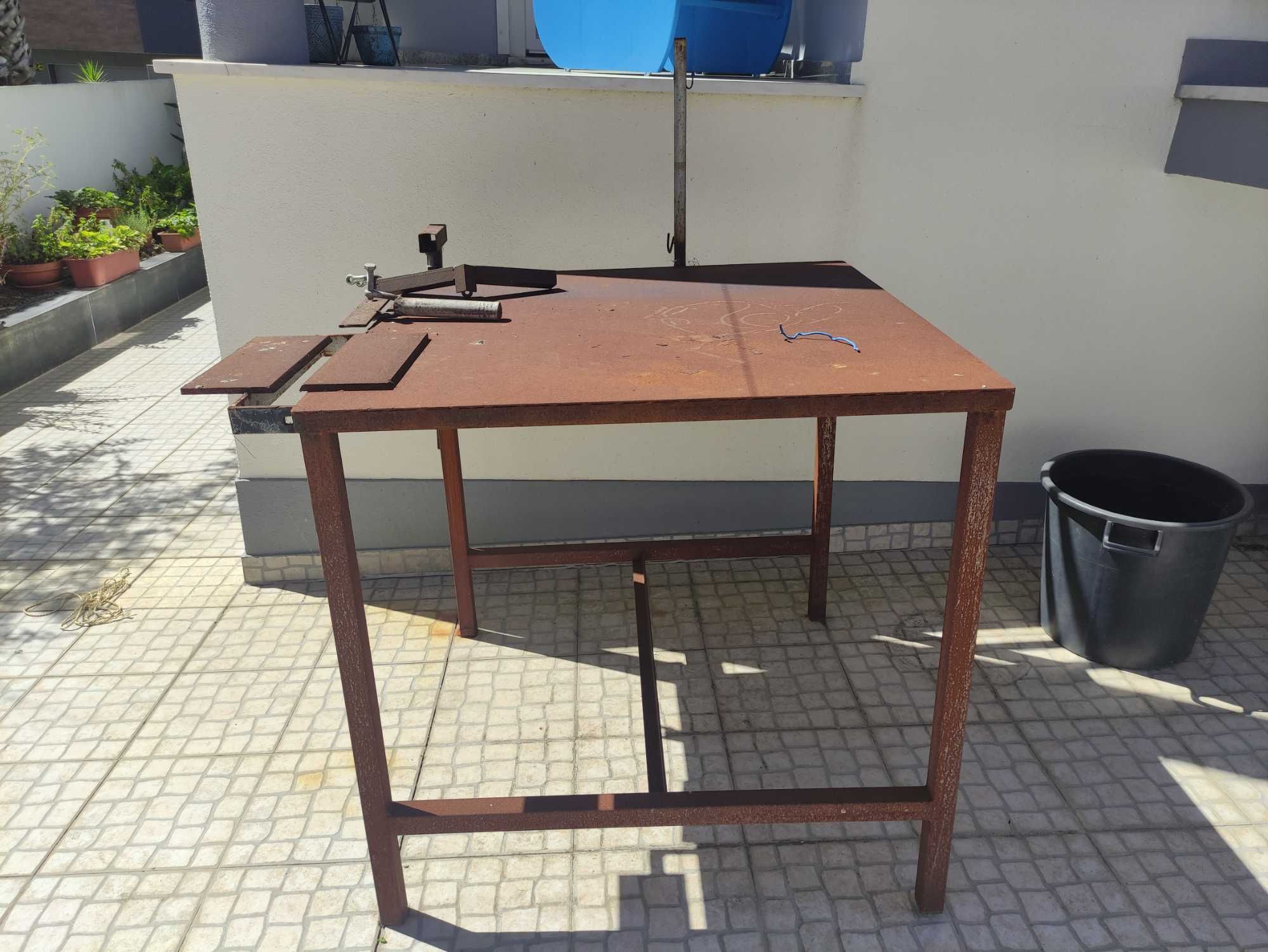 Mesa de trabalho para soldar