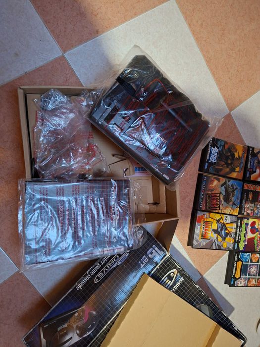 Consola megadrive em caixa e lote de jogos em bom estado