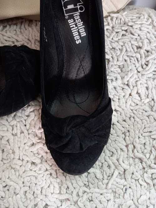 Sapatos pretos cunhasapatos