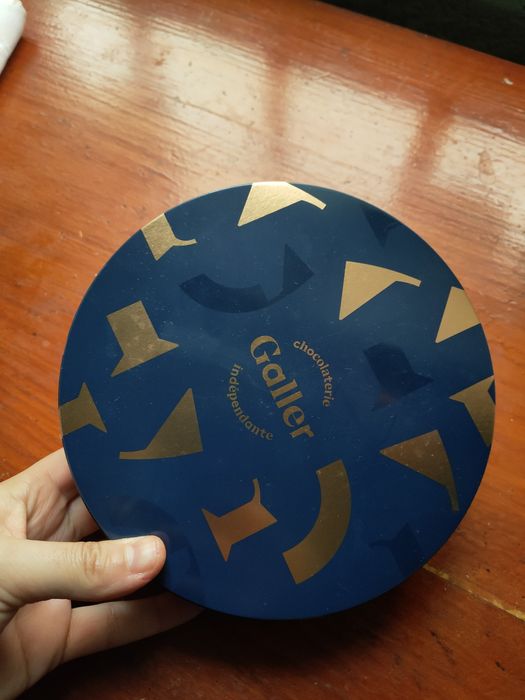 Lata metal azul e dourado