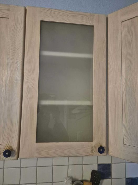 Górne szafki kuchenne, drewniane fronty