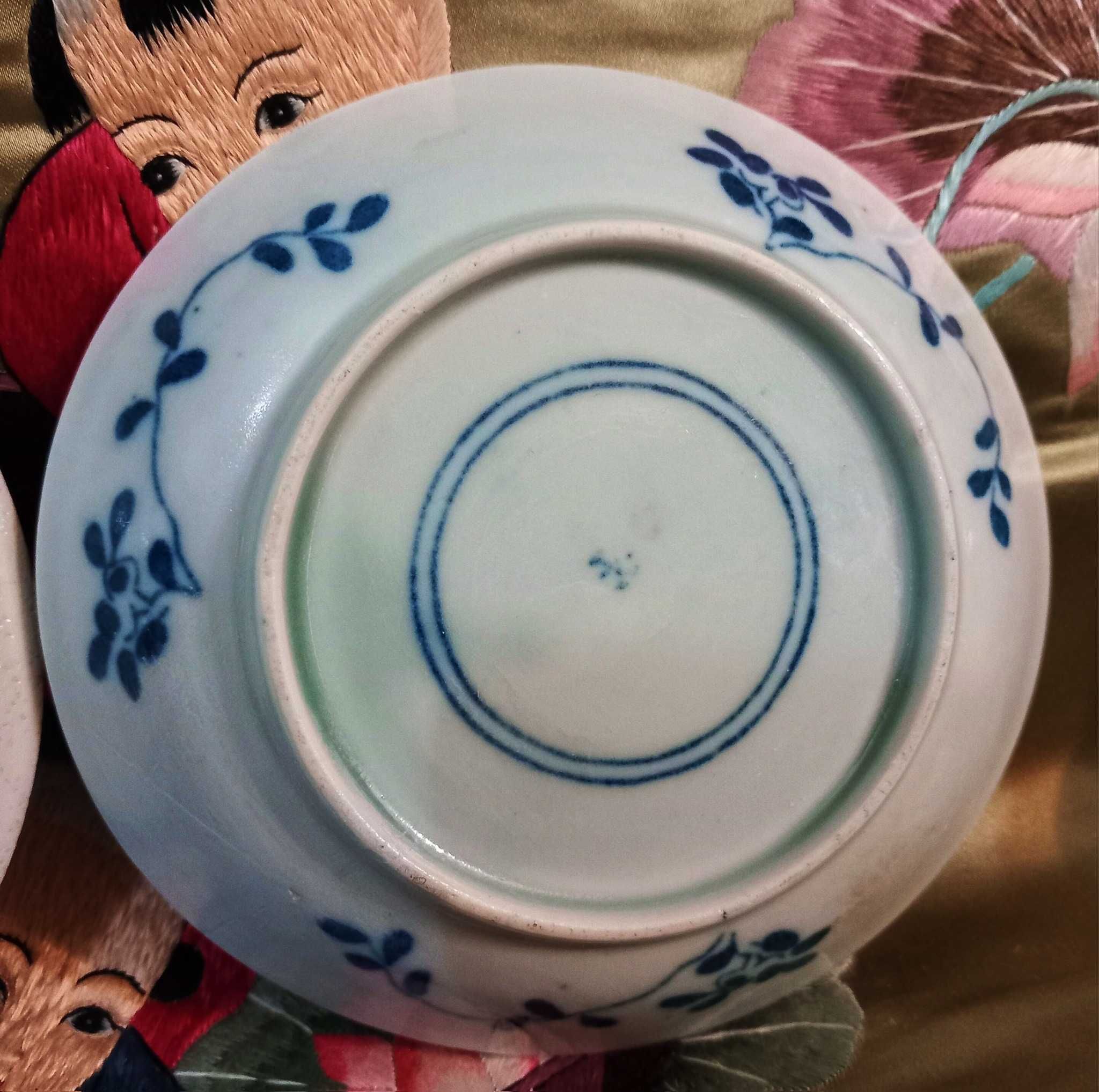 Par de xícaras e pires de porcelana asiática antiga,