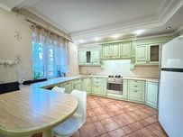 Продаж будинку з ремонтом, гаражем, сауной та басейном біля парку!